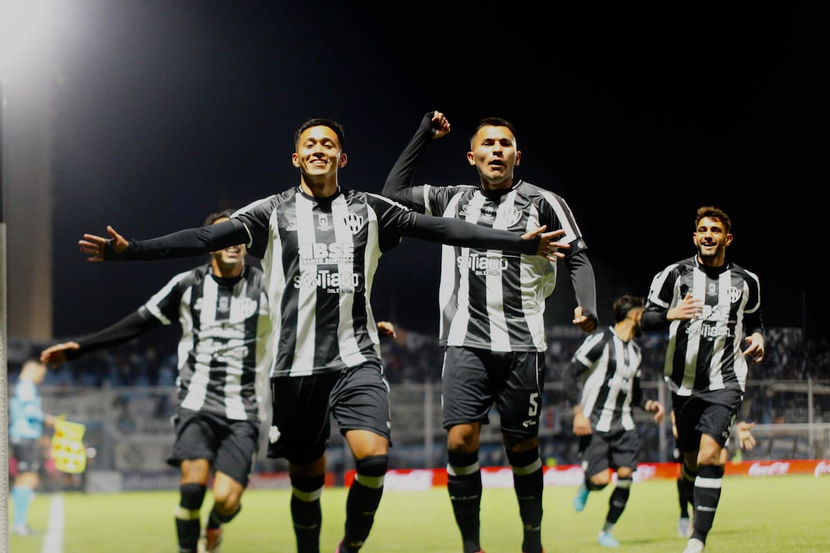 Central Córdoba dio la sorpresa en el cierre de los 16avos de final y eliminó a Estudiantes de La Plata, último campeón