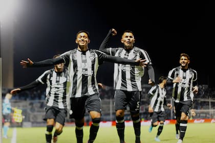 Central Córdoba dio la sorpresa en el cierre de los 16avos de final y eliminó a Estudiantes de La Plata, último campeón