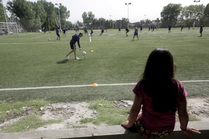 Centro Español se entrena en el club Huracán de San Justo, ante la mirada de los niños que asisten a la colonia de vacaciones