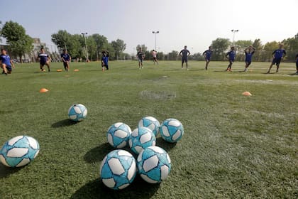 Los jugadores deben hacerse cargo de su uniforme: llevarlo a lavar a su casa, traerlo para la práctica siguiente y el día de partido