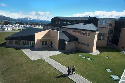 Centro Atómico Bariloche de la Comisión Nacional de Energía Atómica (CNEA), la sede central de INVAP Argentina, y el Parque Productivo Tecnológico Industrial