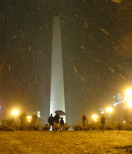 Centro de festejos y manifestaciones, el Obelisco es el sello internacional de la ciudad de Buenos Aires; el 9 de julio de 2007, muchos porteños se acercaron a disfrutar de la nevada porteña