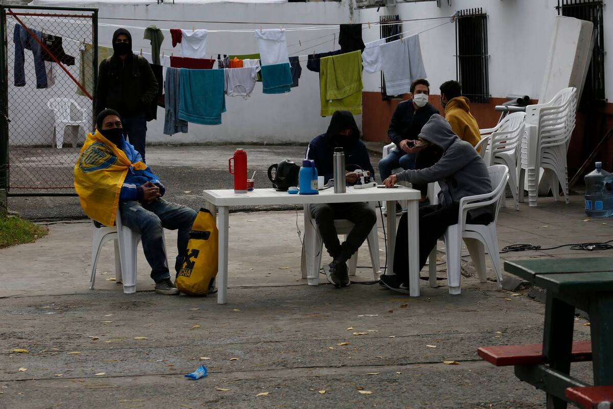 Centro de Integración (ex paradores) de personas en situación de calle, para ver cómo viven, cómo pasan la cuarentena,Polideportivo Pereyra, California 3001-3049, Barracas