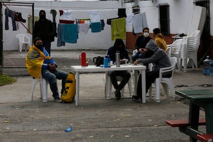 Centro de Integración (ex paradores) de personas en situación de calle, para ver cómo viven, cómo pasan la cuarentena,Polideportivo Pereyra, California 3001-3049, Barracas