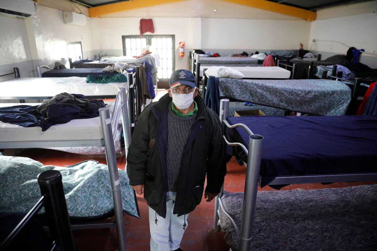 Centro de Integración (ex paradores) de personas en situación de calle, para ver cómo viven, cómo pasan la cuarentena,Polideportivo Pereyra, California 3001-3049, Barracas