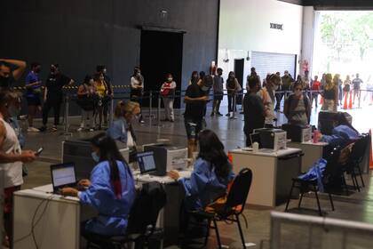 Centro de testeo en La Rural, este sábado.