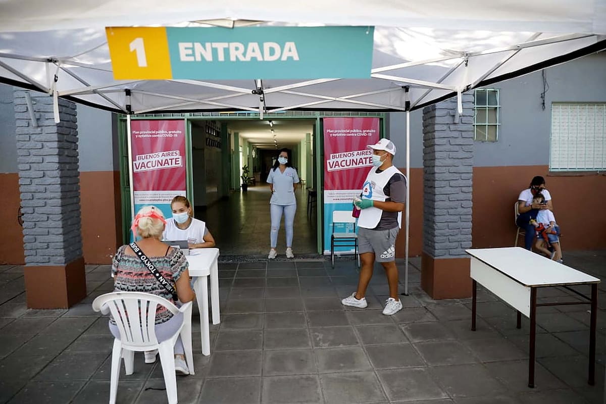 Centro de vacunación en una escuela de La Matanza