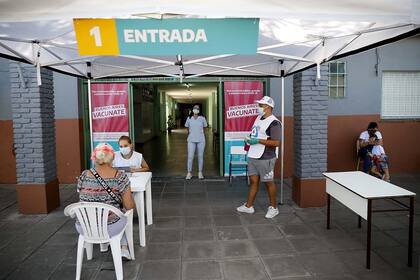 Centro de vacunación en una escuela de La Matanza