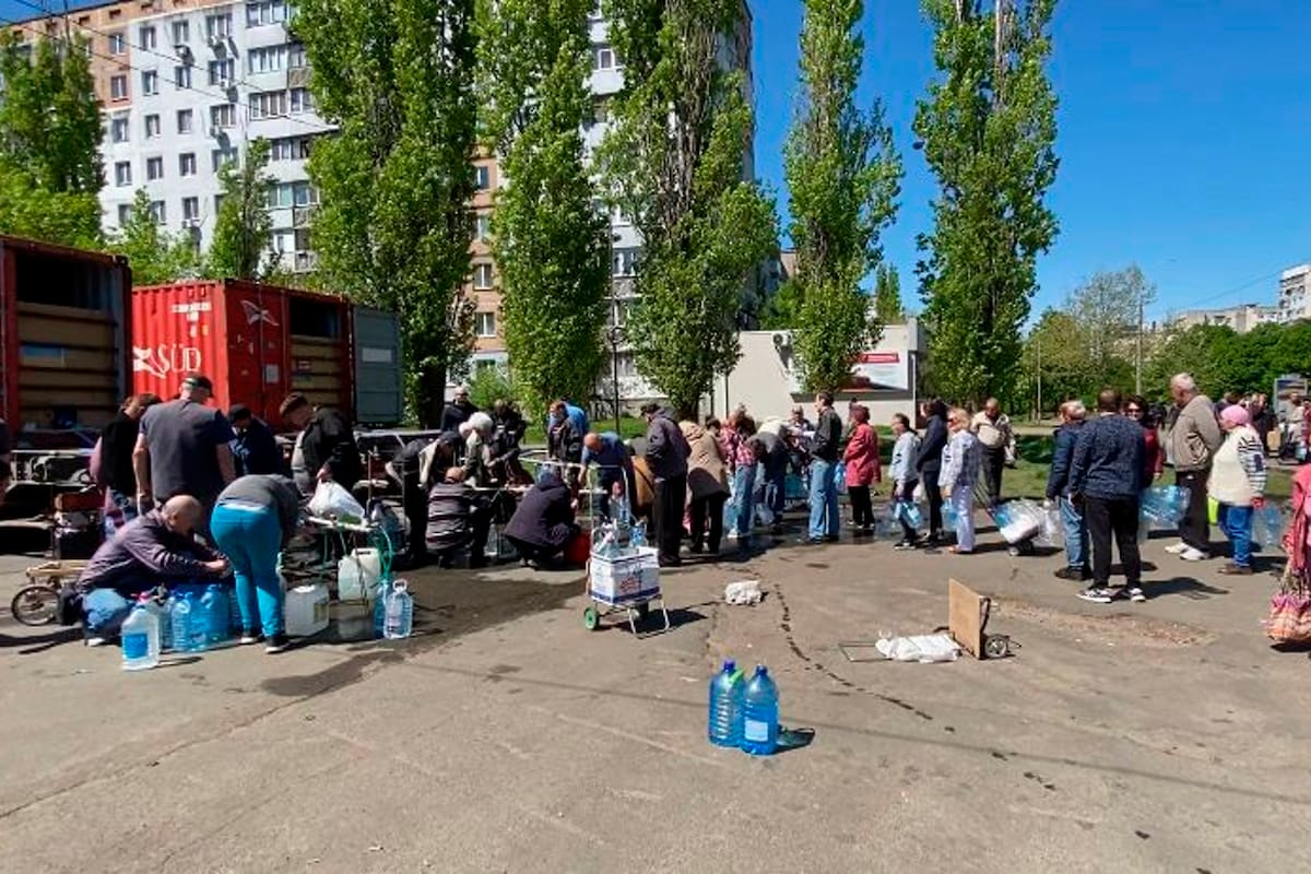 Centro municipal de Mykolaiv, Ucrania donde reparte de manera gratuita pan, agua potable y agua para los servicios sanitarios.