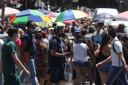 Los cambios en los comportamientos sociales y mayor cantidad de gente en la calle, como esta mañana en Nazca y Bogotá (Flores), son los motores de la suba de casos que se está sintiendo en la ciudad, según los especialistas