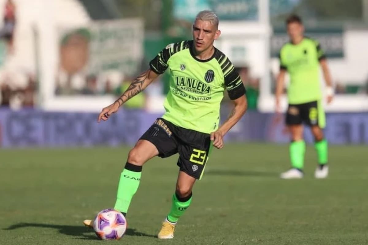 Centurión en acción, en uno de los 10 partidos que jugó con la camiseta de Barracas Central