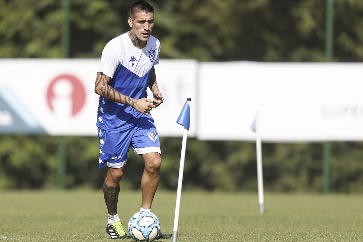 Centurión estuvo en la Villa Olímpica de Vélez y quiere reunirse con el Cacique Medina, el entrenador del equipo de Liniers