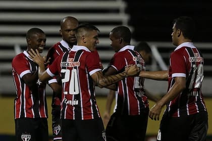 Centurión festeja su primer gol para San Pablo