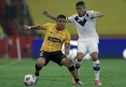 Centurión le pelea la pelota a Mario Pineida. Cada vez que el wing exploró la banda derecha, el lateral lo marcó muy bien.