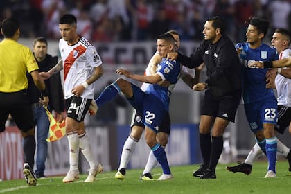 Centurión lo va a buscar a Enzo Pérez, tras el gesto y la frase del futbolista millonario