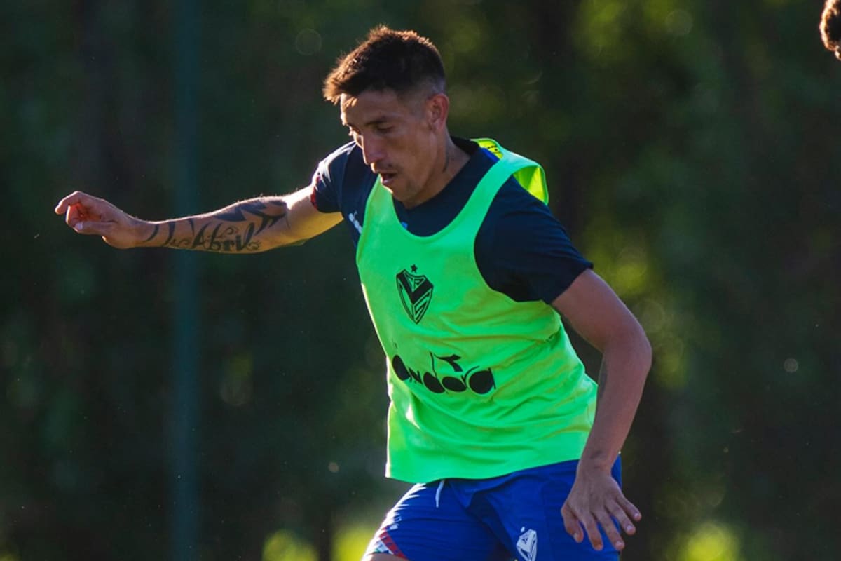 Centurión tiene contrato con Vélez, donde aún no pudo jugar desde que llegó de Barracas