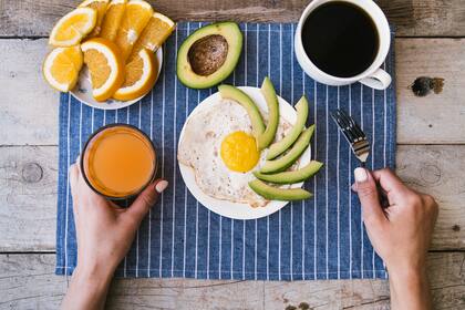 Cepillarse antes del desayuno activa la defensa natural de los dientes