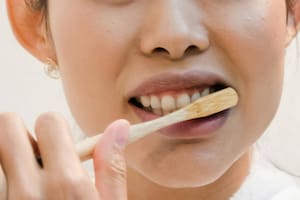 Cepillarse con una pasta con flúor es clave para los odontólogos