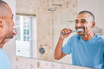 Cepillarse los dientes con demasiada fuerza puede hacer que se retraigan las encías
