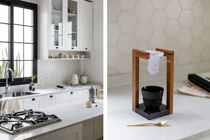 Cerámicos (Cortés). Isla, alacenas y muebles (Luca Cocinas). Mesadas de Silestone Blanco Norte (Minera Fame). Grifería (Piazza). Anafe, horno, pava eléctrica y exprimidor (Smeg). Cafetera (Vendaval)