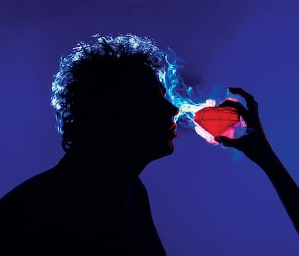 Cerati en la sesión de Bocanada; la mano con el diamante es de Cecilia Amenábar