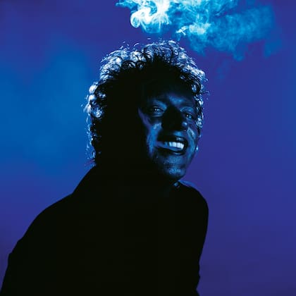 Cerati posa para Gaby Herbstein en la producción de fotos del arte de tapa de Bocanada