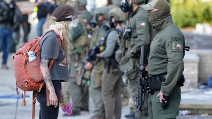 Cerca de 100 manifestantes del equipo de paz de Portland marcharon frente al edificio en SW Macadam tras el nuevo despliegue de tropas por parte de la administración Trump