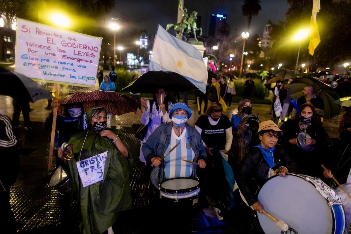Cerca de 100 personas se acercaron a la Casa Rosada para protestar contra las restricciones impuestas por el coronavirus. Foto: Tomás Cuesta