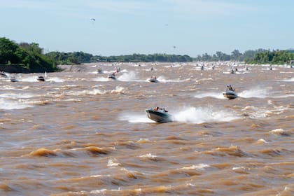 Cerca de 1000 lanchas forman parte de la largada que se realiza a las 15 hs y da comienzo a la jornada de pesca de surbí, desde las 18 hasta las 8 del día siguiente.