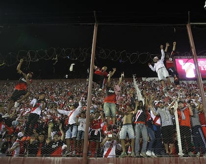 Cerca de 11.000 simpatizantes de River estuvieron anoche en el estadio de Lanús