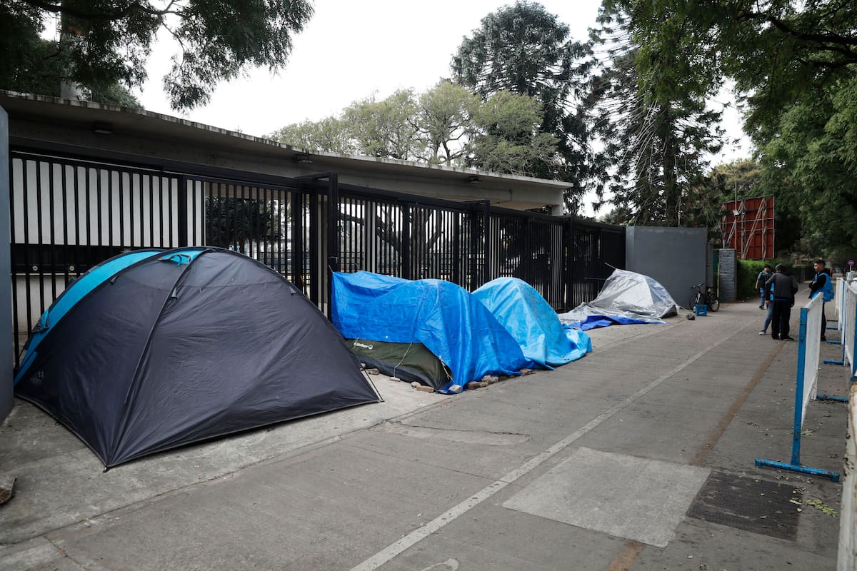 Cerca de 200 personas, en su mayoría chicas de entra 20 y 30 años, se van turnando a la espera de los shows que dará Taylor Swift en noviembre