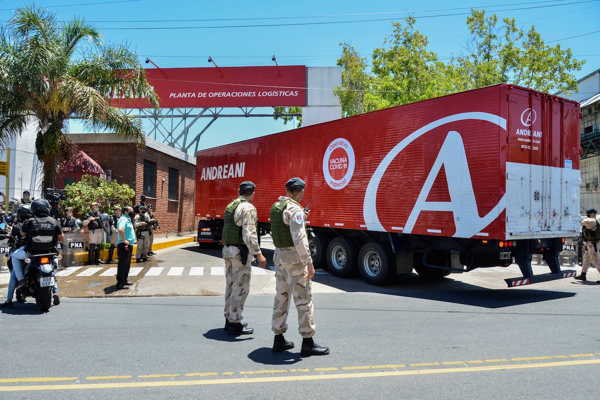 Cerca de 300.000 dosis de vacunas Sputnik V, trasladadas en camiones en diciembre de 2020. Foto: Eliana Obregón