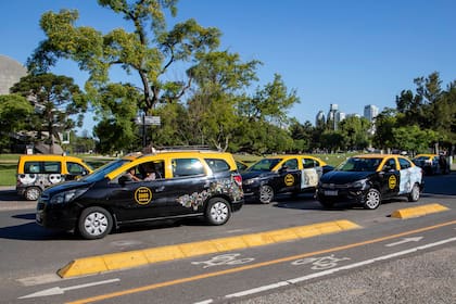 Cerca de 55 taxis porteños ya fueron intervenidos y hay lista de espera de los vehículos que quieren sumarse a la iniciativa