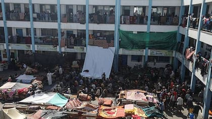 Cerca de 670.000 personas se han refugiado en escuelas y otros edificios de UNRWA. "Las madres en las escuelas nos dicen que sueñan con poder bañar a sus hijos"