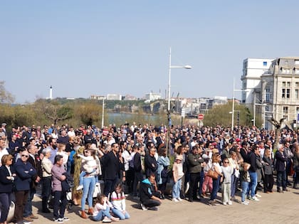 Cerca de 700 personas en la plaza frente a la iglesia de Saint-Eugenie, en Biarritz, para el funeral de Federico Martín Aramburu