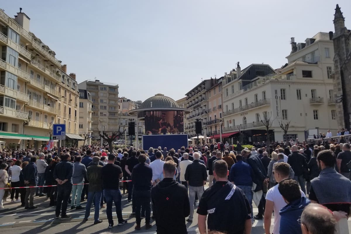 Cerca de 700 personas se reunieron frente a la iglesia de Sainte-Eugenie, en Biarritz, para el funeral de Federico Martín Aramburu