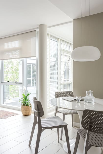 Cerca de la entrada, el comedor se organizó con sillas ‘Stella’ (Manifesto), mesa estilo ‘Tulip’ (Denver Concept) y lámpara colgante (Agüero Iluminación).