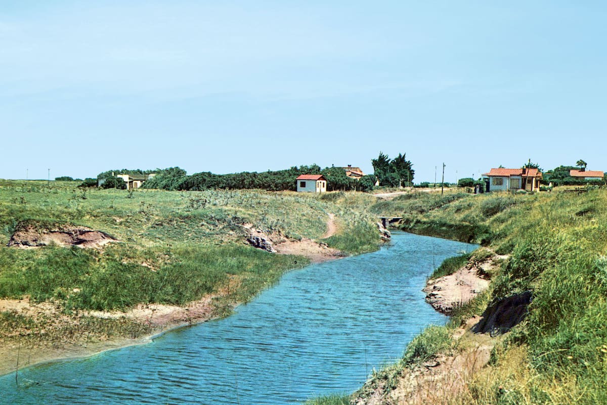 Cerca de la orilla sur de La Tigra en Mar del Sur, a doscientos metros del Hotel Boulevard Atlantic y en una barranca que hoy luce tapizada de hierba existe un cementerio sagrado del que pocos se animan a refutar su innegable existencia