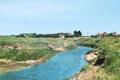 Cerca de la orilla sur de La Tigra en Mar del Sur, a doscientos metros del Hotel Boulevard Atlantic y en una barranca que hoy luce tapizada de hierba existe un cementerio sagrado del que pocos se animan a refutar su innegable existencia