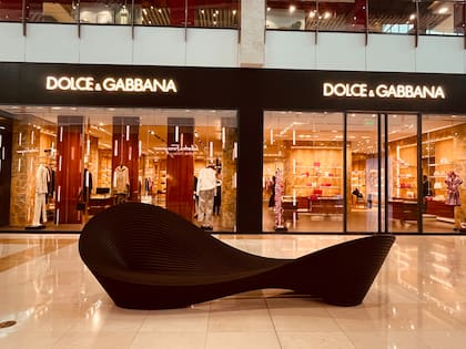 Cerca de la zona hotelera, está el Multiplaza Pacific.