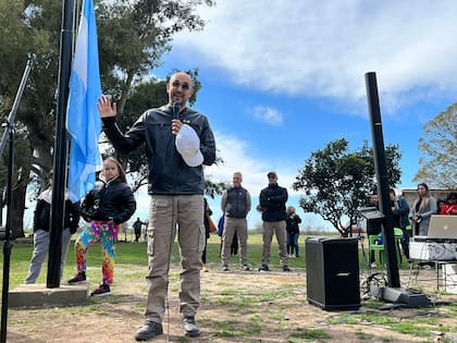 Cerca de las 10 de la mañana, La Matera empezó a recibir a cada uno de los convocados; luego de unas palabras de bienvenida a cargo de Marcelo González, los presentes compartieron el izamiento de nuestra bandera Argentina, acto que se coronó con la voz de Abel entonando Aurora y el Himno Nacional Argentino