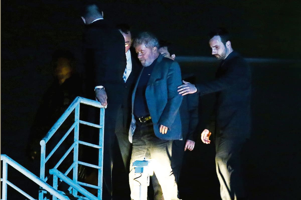 Cerca de las 22.30, Lula ingresa a prisión en Curitiba
