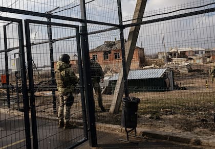 Cerca de Schastia, solados ucranianos hablan frente a un checkpoint que los separa de la región separatista de Lugansk. (Lynsey Addario/The New York Times)