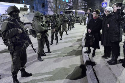 Cerca de Sebastopol, en Crimea, los soldados rusos custodian las calles