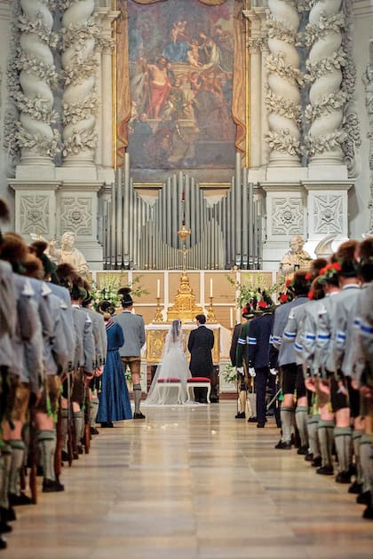 Cerca de setecientos invitados acompañaron a los novios a la ceremonia religiosa a cargo del cardenal Reinhard Max. A ambos lados del pasillo, se ubicaron representantes de la política, de la cultura y miembros de organizaciones tradicionales bávaras, como los músicos y los tiradores de montaña.