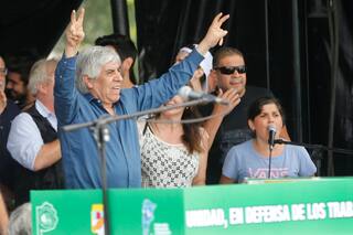 Moyano y el Gobierno retomaron los contactos, a pesar de Carrió