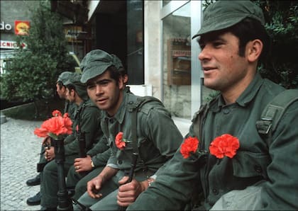 Cerca del mediodía del 25 de abril de 1974 los soldados sublevados tenían uno o más claveles