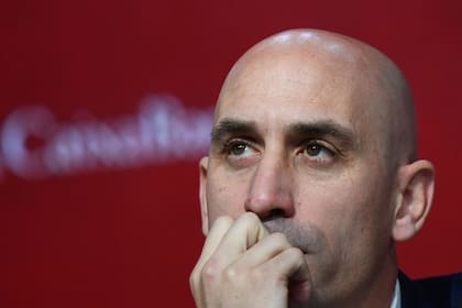 Cercado y sin apoyos, el presidente de la Real Federación Española de Fútbol. Luis Rubiales, renunciará este viernes a su cargo