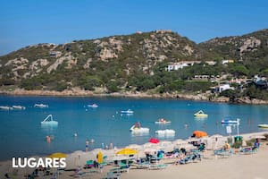 Cerdeña tiene 2.000 kilómetros de costa, con más de 300 playas y ciudades medievales.