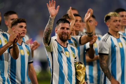 Ceremonia con la copa luego del partido que disputaron Argentina y Curazao